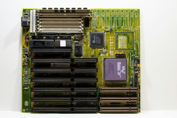 Quels sont les avantages d'utiliser un NAS avec des disques durs en RAID 10 pour la redondance?