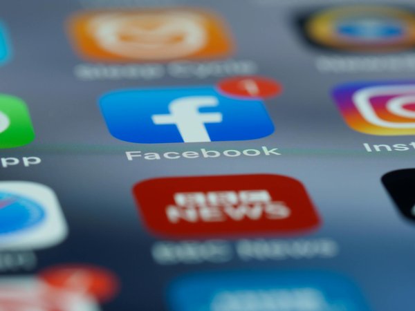 Comment optimiser les performances des applications de messagerie instantanée pour une faible consommation de bande passante?